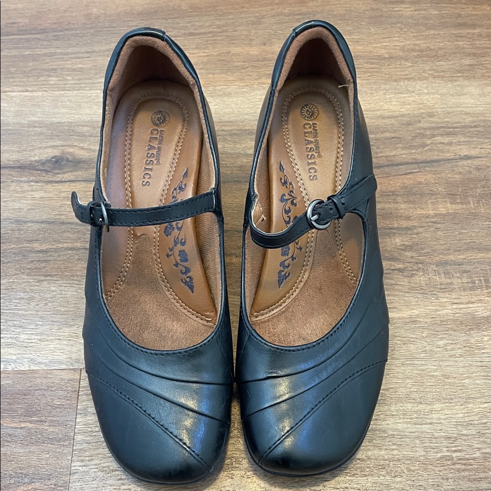 Earth spirit classics black Mary Jane heels
